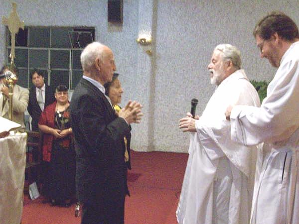 Bodas de Oro 081.jpg - Que le hace sonreir al P. Guillermo?